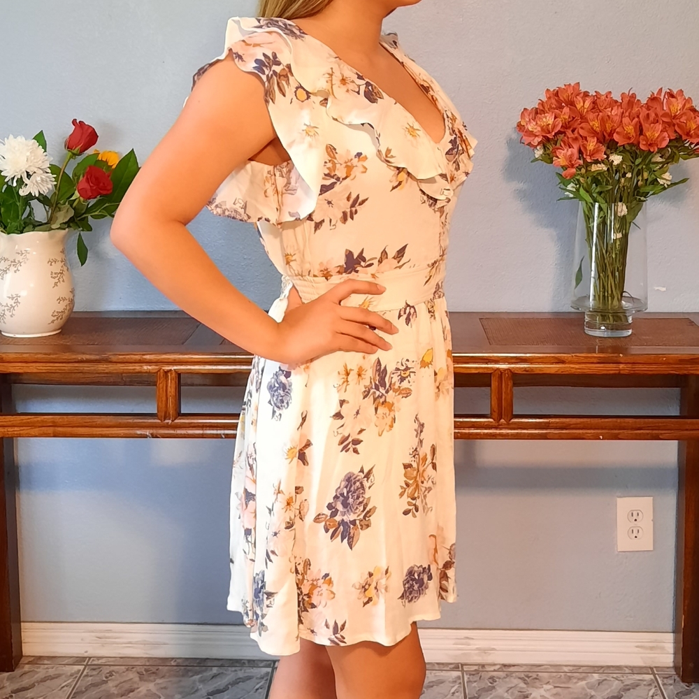 Flowery dress with waist band